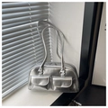 Detalle del bolso Boston de cuero plateado metalizado con bolsillos dobles y correas largas - Plateado