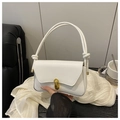 Detail der weißen Lederhandtasche mit goldenem Drehverschluss und geknotetem Riemen - Weiß