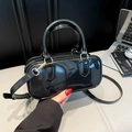 Bolso Boston de PVC negro brillante con asas dobles y detalles metálicos dorados - Negro