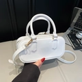 Mini bolso Boston de charol blanco con herrajes dorados y correa de hombro ajustable - Blanco
