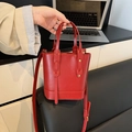 Borsa a secchiello in pelle rossa con manici e tracolla regolabile da donna - Rosso