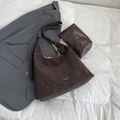 Bolso tote de ante marrón oscuro con estuche a juego y letras blancas de estilo minimalista - Marrón