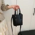 Borsa a secchiello nera minimalista con doppi manici e rivetti in metallo dorato - Nero