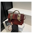 Détail du sac à main marron rouge avec foulard léopard enroulé sur la poignée - Rouge