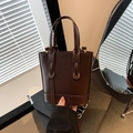 Borsa a secchiello minimalista in pelle marrone scuro con dettagli dorati e cuciture a contrasto - Marrone