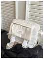 Détail d'un sac bandoulière blanc cassé avec poche zippée et boucles décoratives - Blanc