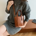 Borsa a secchiello minimalista in pelle marrone con cuciture a contrasto e tracolla - Marrone