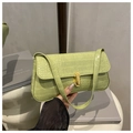 Detail van lichtgroene baguette-tas met krokodillenpatroon en gouden metalen gesp - Groen