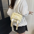 Sac bandoulière en nylon jaune pâle de style académique avec boucles et poche filet - Jaune