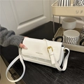 Borsa a tracolla in pelle verniciata bianca minimalista con finiture dorate lucide - Bianco