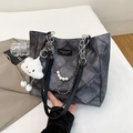 Borsa tote trapuntata grigio scuro con texture denim, catena e ciondolo a nuvola - Nero senza Ciondolo