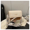 Detail van crossbodytas met bohemien brede band en vintage stiksel accenten - Wit