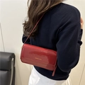 Borsa a tracolla rettangolare in pelle verniciata rossa lucida con logo dorato da donna - Rosso