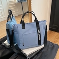 Grijsblauwe canvas lunchtas met verstelbare riem en Eves Camier-logoprint - Blauw