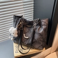 Borsa tote capiente grigia a rombi con tracolla a catena e ciondolo a nuvola - Nero Con Pendente a Nuvola