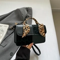 Bolso bandolera de cuero negro con panel de leopardo y pañuelo decorativo - Negro
