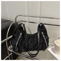 Borsa tote nera minimalista con trama a pieghe e spalline lunghe regolabili - Senza Ciondolo / Nero