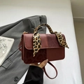 Bolso de mano retro bicolor con retales de leopardo y asa decorada con pañuelo de seda - Burdeos