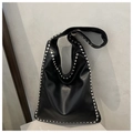 Dettaglio della borsa hobo retrò nera con borchie argentate e trama in pelle opaca - Nero