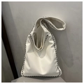 Dettaglio della borsa a tracolla color crema con borchie argentate e morbida pelle PU - Bianco