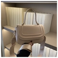 Dettaglio borsa a tracolla in pelle beige con patta goffrata a U e tracolla larga - Cachi