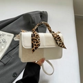 Bolso de mano blanco crema con asa de pañuelo de leopardo y correa ajustable - Blanco Roto