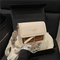 Bolso bandolera minimalista en crema y marrón con correa ancha bordada de flores - Blanco