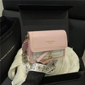 Bolso bandolera rosa y azul claro con correa ancha de flores y detalles dorados - Rosa