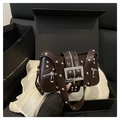 Sac bandoulière en cuir marron foncé avec rivets argentés et boucles punk - Marron
