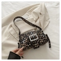 Sac bandoulière léopard rétro avec boucle argentée et rivets punk sur fond beige clair - Imprimé léopard