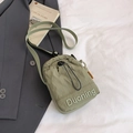 Borsa a tracolla in nylon verde salvia con coulisse, logo ricamato e tracolla fashion - Verde