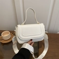 Elegante bolso bandolera blanco con costuras en U y correa ancha de tela suave - Blanco