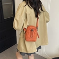 Mini borsa sportiva a tracolla arancione con chiusura a coulisse e cinta regolabile - Arancione