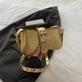 Borsa a spalla dorata con trama a coccodrillo, fibbia grande e occhielli in metallo - Oro