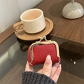 Mini borsa per gioielli rossa a grana litchi con chiusura a bacio dorata in mano - Rosso