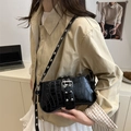 Elegante borsa sottobraccio nera con stampa coccodrillo e fibbie argentate da donna - Nero