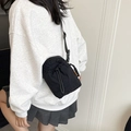 Sac bandoulière de sport en nylon noir mince avec cordon de serrage et étiquette orange mode - Noir
