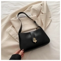 Détail du sac sous le bras noir mat avec fermoir en métal doré en forme de gourde vintage - Noir
