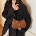 Chic caramel brown baguette bag in glossy patent leather with gold metal clasp - Brown