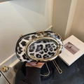 Leoparden-Umhängetasche mit goldener C-Hardware und doppeltem Reißverschluss-Detail - Schwarz
