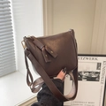 Sac bandoulière demi-lune en cuir PU marron foncé avec large sangle ethnique et logo gravé - Marron