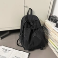 Zaino in nylon nero impermeabile con tasca a coulisse in un'ambientazione di stile di vita - Nero