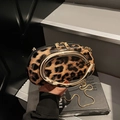 Abendtasche mit Leopardenmuster, großem goldenem Rundgriff und Kettenriemen - Braun