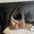 Bolso hobo taupe elegante con bolsillos de cuero marrón y gran capacidad - Marrón