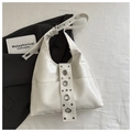 Detalle de bolso punk vintage blanco con remaches plateados y ojales metálicos grandes - Blanco