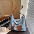 Bolso tote de tela vaquera azul con correas de cuero marrón y bolsillo frontal - Azul