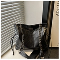 Détails du motif matelassé et de la chaîne dorée sur le grand sac cabas noir en PU - Noir