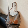 Bolso tote vintage de lona gris con correas de cuero marrón sobre banco negro - Marrón Oscuro