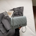 Bolso bandolera acolchado azul claro con cierre de metal plateado para mujer - Azul