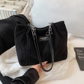 Grande borsa tote in velluto a coste nero con catena d'argento e etichetta moda - Nero